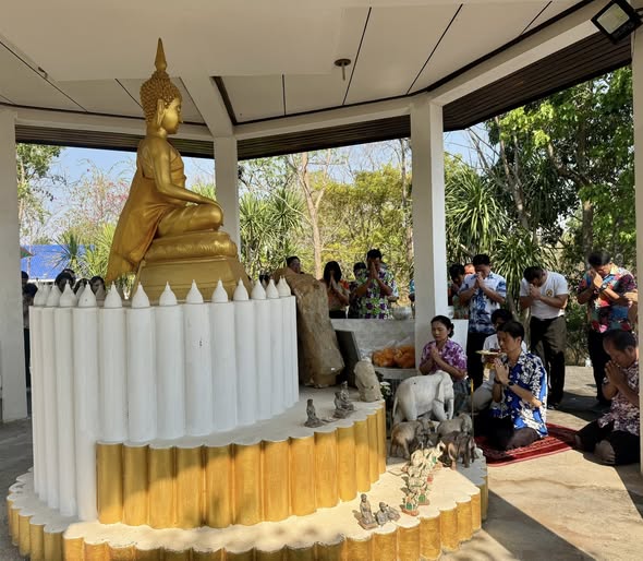 สพอ.เอราวัณ ร่วมสืบสานประเพณีสงกรานต์ ร่วมพิธีสรงน้ำพระ และสิ่งศักสิทธิ์คู่บ้านคู่เมืองอำเภอเอราวัณ