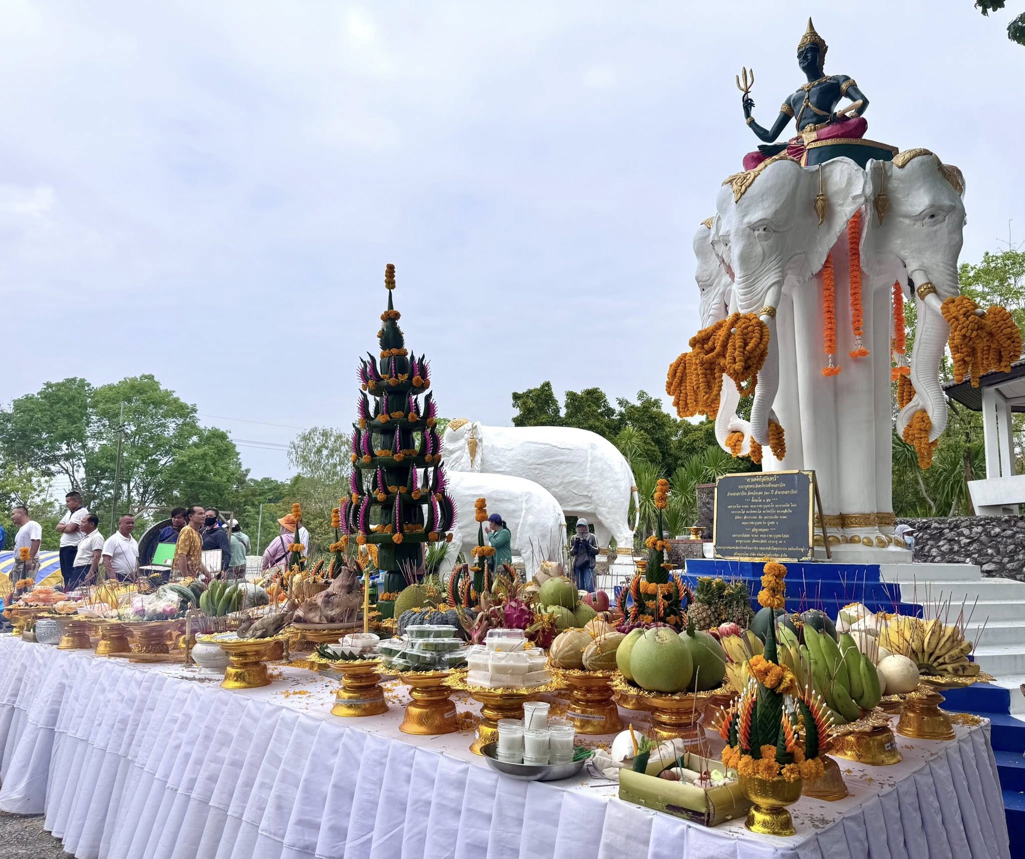 สพอ.เอราวัณ ร่วมพิธีพิธีทำบุญตักบาตร บวงสรวงสิ่งศักดิ์สิทธิ์ และรำบวงสรวงประเพณีบุญบั้งไฟเอราวัณ ปี 2569