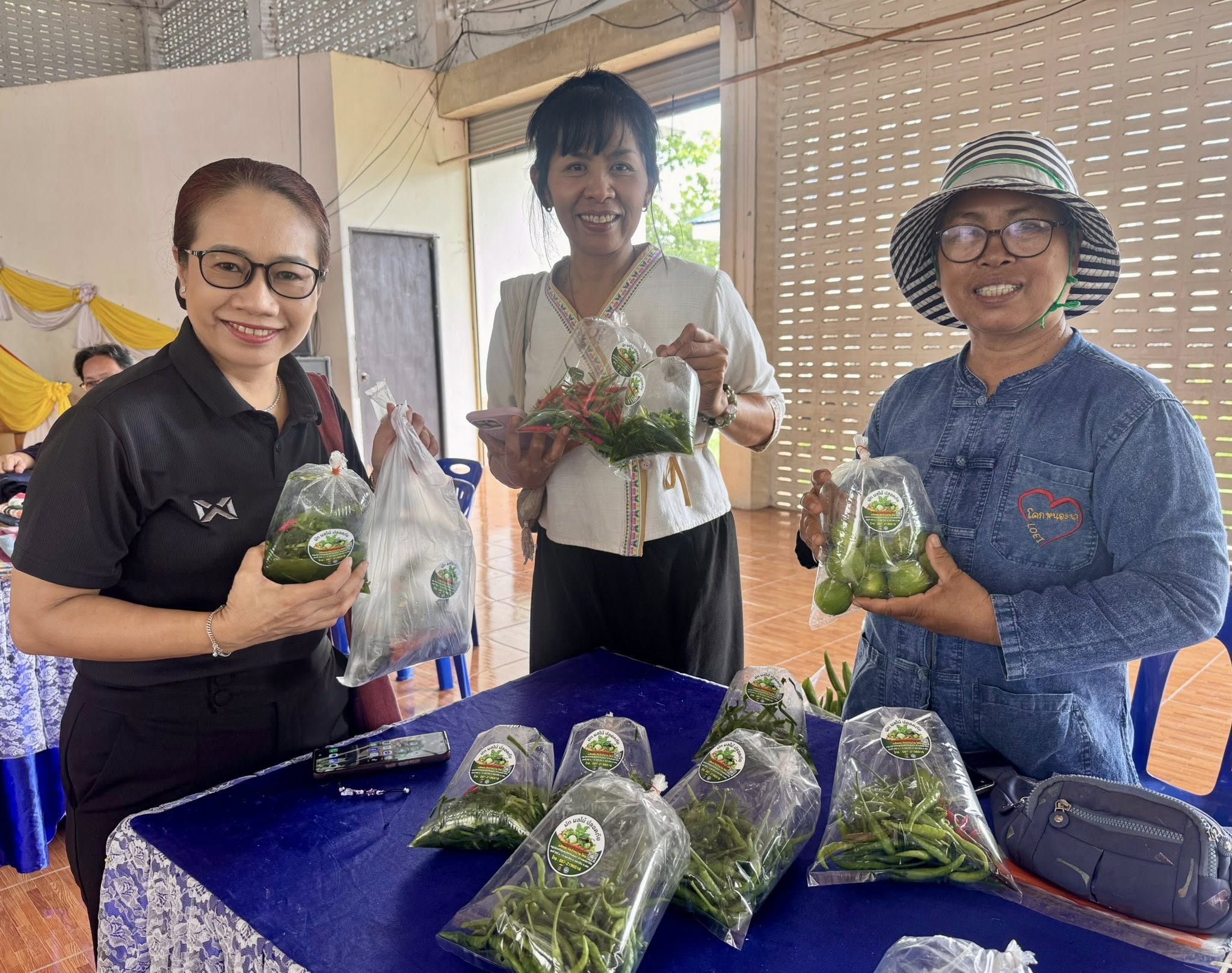 สพอ.เอราวัณ ร่วมสนับสนุนสินค้าตลาดไทยช่วยไทย สัปดาห์ที่ 5 ยกขบวนสินค้า OTOP ผลิตภัณฑ์จากโคกหนองนา และสินค้าจากกลุ่มสตรี ผนึกกำลังภาคีเครือข่าย ช่วยกระตุ้นเศรษฐกิจฐานราก